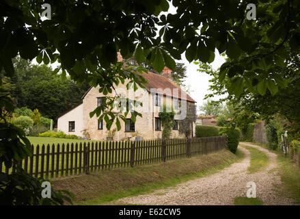 Regno Unito Inghilterra, Dorset, Marnhull, Burton Street, cottage giù vicolo del paese Foto Stock