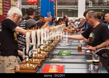 Olympia, Londra, Regno Unito. 12 Ago, 2014. Brisk business è fatto a pompe come centinaia di persone campione 900 diverse autentiche birre, birre internazionali, sidri e perries presso la camra Great British Beer Festival. Credito: Paolo Davey/Alamy Live News Foto Stock