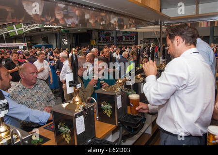 Olympia, Londra, Regno Unito. 12 Ago, 2014. Brisk business è fatto a pompe come centinaia di persone campione 900 diverse autentiche birre, birre internazionali, sidri e perries presso la camra Great British Beer Festival. Credito: Paolo Davey/Alamy Live News Foto Stock