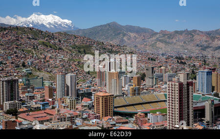 La Paz e il Monte Illimani (6462m). Bolivia Foto Stock