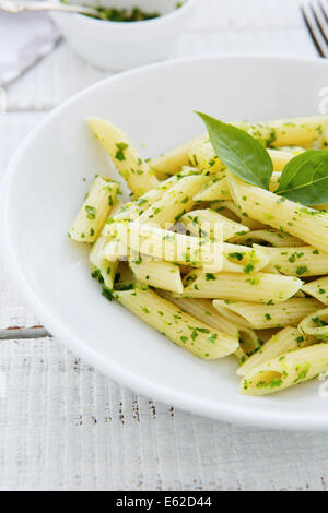 Penne la pasta in una ciotola bianco, cibo closeup Foto Stock