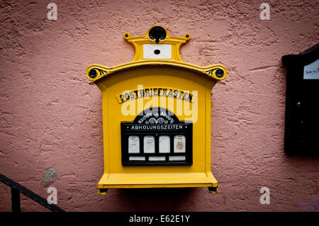 Tradizionale giallo postbox (Ger: Postbriefkasten) a Cochem, Germania Foto Stock