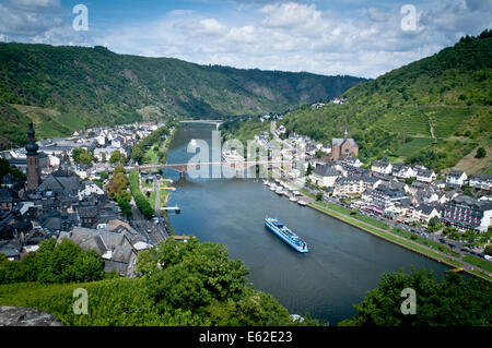 Vista di Cochem e sul fiume Mosel (Mosella) dal Castello di Reichsburg Renania-Palatinato, Germania Foto Stock