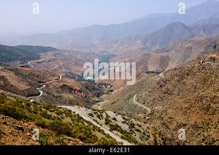 Aguersafen Tachguette Tafinegout villaggi,viste da High Pass Tiz-n-Test (2093 metri) Route 203,Marocco Foto Stock