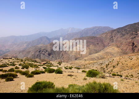 Aguersafen Tachguette Tafinegout villaggi,viste da High Pass Tiz-n-Test (2093 metri) Route 203,Marocco Foto Stock