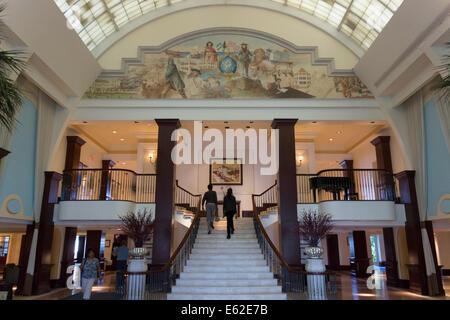 La lobby e la scala, British Colonial Hilton Nassau, Isola Provvidenza, le Bahamas Foto Stock