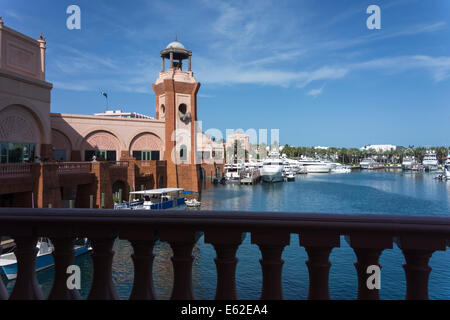 Luxury Yacht ormeggiati a Marina accanto a Atlantis Resort, Paradise Island, Bahamas Foto Stock