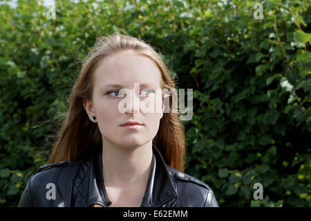 Giovane donna è perso nel pensiero Foto Stock