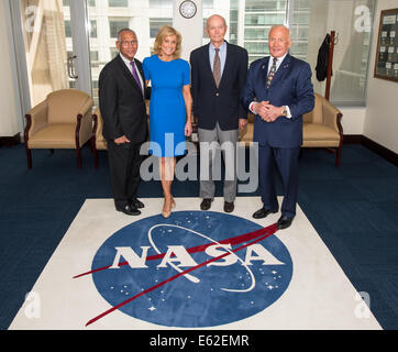 Amministratore della NASA Charles Bolden, sinistra, accoglie Carol Armstrong, vedova di Apollo 11 commander, Neil Armstrong, Apollo 11 astronauti Michael Collins e Buzz Aldrin, destra, al quartier generale della NASA a Washington il Martedì, 22 luglio 2014, durante il quarantacinquesimo ann Foto Stock