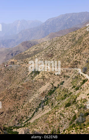 Aguersafen Tachguette Tafinegout villaggi,viste da High Pass Tiz-n-Test (2093 metri) Route 203,Marocco Foto Stock