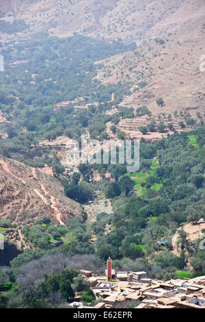 Aguersafen Tachguette Tafinegout villaggi,viste da High Pass Tiz-n-Test (2093 metri) Route 203,Marocco Foto Stock