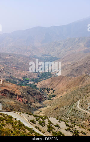 Aguersafen Tachguette Tafinegout villaggi,viste da High Pass Tiz-n-Test (2093 metri) Route 203,Marocco Foto Stock