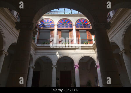 Cortile Centrale, Hotel Palacio O'Farrill, Old Havana, Cuba Foto Stock