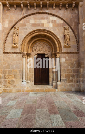 Portale di stile romanico con il timpano scolpito chiamato Puerta del Cordero nel Royal San Isidoro chiesa collegiata dal X c Foto Stock