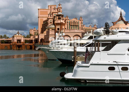 Luxury Yacht ormeggiati a Marina vicino a Atlantis Resort, Paradise Island, Bahamas Foto Stock