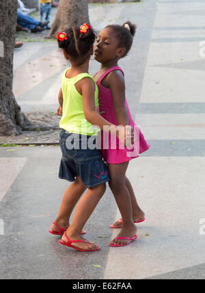 Due giovani ragazze che ballano su una domenica sera, Paseo de Prado avenue, Havana, Cuba Foto Stock