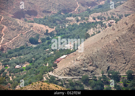 Aguersafen Tachguette Tafinegout villaggi,viste da High Pass Tiz-n-Test (2093 metri) Route 203,Marocco Foto Stock