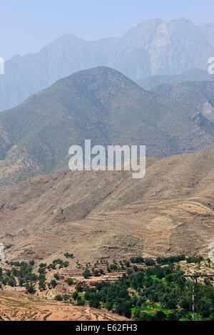 Aguersafen Tachguette Tafinegout villaggi,viste da High Pass Tiz-n-Test (2093 metri) Route 203,Marocco Foto Stock