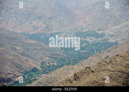 Aguersafen Tachguette Tafinegout villaggi,viste da High Pass Tiz-n-Test (2093 metri) Route 203,Marocco Foto Stock