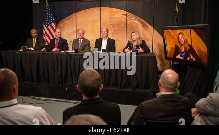 Dwayne Brown, NASA senior public affairs officer, sinistra, John Grunsfeld, astronauta e amministratore di associare per la NASA Scie Foto Stock