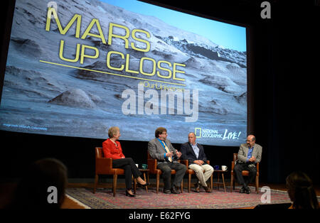 Pan Conrad, vice principal investigator, analisi del campione al team di Marte, NASA Goddard Space Flight Center, sinistra, Ken Edgett, p Foto Stock