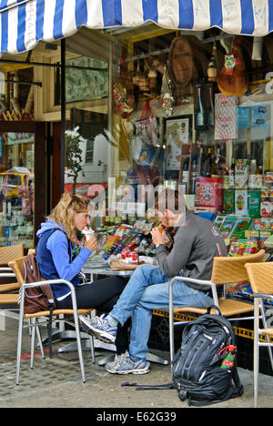 Coppia giovane sedersi fuori Molarni deli mangiando panini famosi in North Beach San Francisco Foto Stock