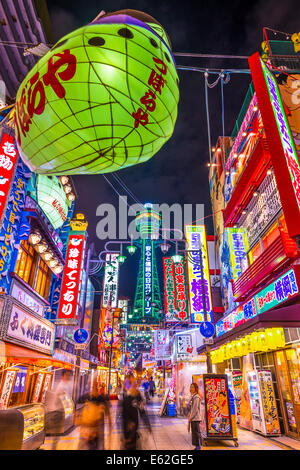 Il Shinsekai mondo nuovo distretto di Osaka, in Giappone a notte. Foto Stock