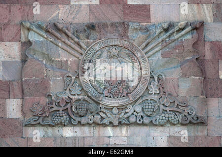 Rilievo in pietra intagliata dell'emblema armeno sovietico con grano e uva, Erevan, Armenia Foto Stock