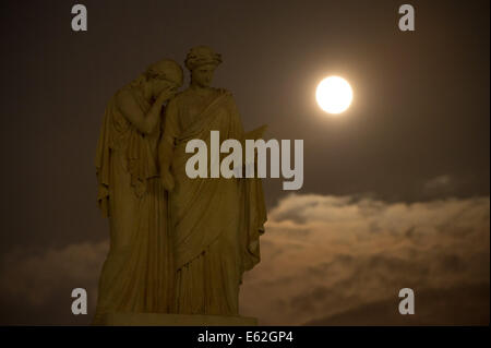 Un perigree luna piena o supermoon è visto su il monumento alla pace sulla base del Campidoglio degli Stati Uniti, Domenica, 10 agosto 2014, a Washington. Un supermoon si verifica quando la Luna in orbita è più vicina (perigeo a terra e allo stesso tempo è pieno. Foto Stock