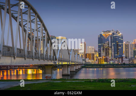 Osaka, Giappone skyline a Umeda di tutto il fiume Yodogawa. Foto Stock