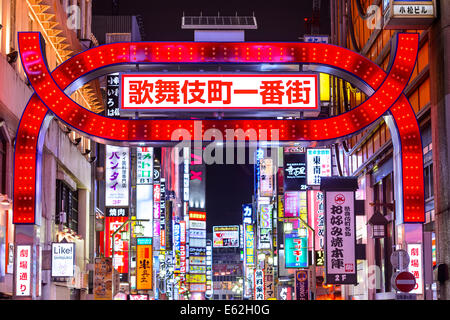 Segni segnano l'ingresso a Kabuki-cho. La zona è una rinomata vita notturna e il quartiere a luci rosse di Tokyo, Giappone. Foto Stock