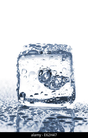 La fusione di cubetti di ghiaccio con acqua rugiada su sfondo bianco Foto Stock