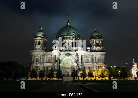 Una fotografia della Cattedrale di Berlino di notte. La Cattedrale di Berlino è anche noto come il Berliner Dom. Foto Stock