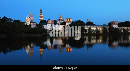 Il Convento Novodevichy. Vista notturna dal laghetto, riflesso nell'acqua. Mosca, Russia. Foto Stock