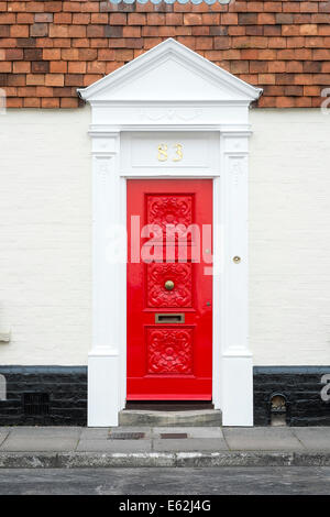 Ornato rosso porta anteriore alla casa del Regno Unito Foto Stock