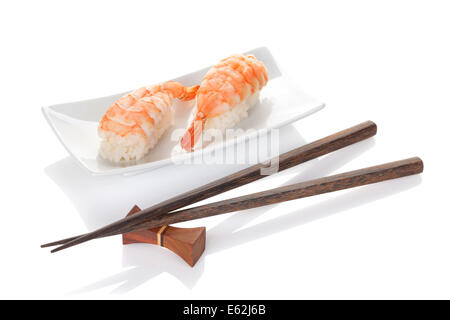 Shrimp sushi e bacchette. Isolato su sfondo bianco Foto Stock