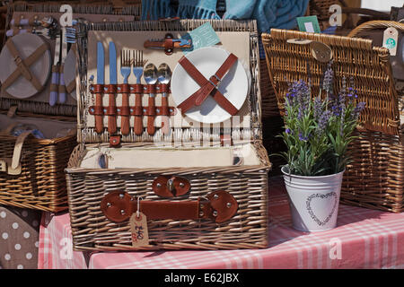 Cestini da picnic in vendita al Salone annuale della Ellingham & Ringwood Agricultural Society a Somerley Park, Ellingham, Ringwood, Hampshire, Regno Unito nel mese di agosto Foto Stock