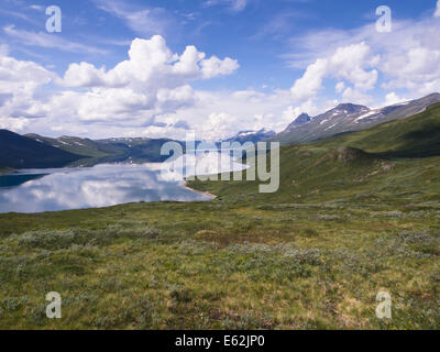 Paesaggio di montagna, Jotunheimen Norvegia Scandinavia, le gamme della montagna nel parco nazionale e lago Bygdin Foto Stock