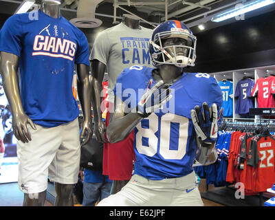 NFL New York Giants di abbigliamento di marca Display, Modell il negozio di articoli sportivi interni, NYC Foto Stock