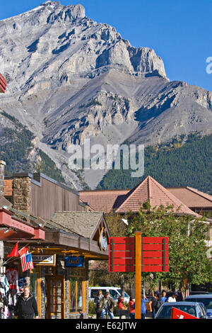 Il centro di Banff Alberta Canada Street scene con cascata di Mt in background Foto Stock