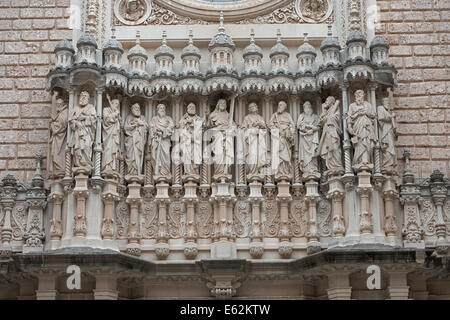 Gruppo scultoreo sulla facciata della Basilica di Santa Maria de Montserrat, benedettina ABBAZIA DI Montserrat, Barcelona, Spagna. Foto Stock