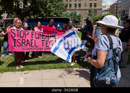 CodePink tenendo un pro-Palestina rally - Washington DC, Stati Uniti d'America Foto Stock