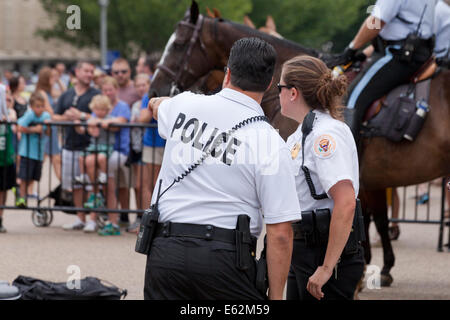 Noi servizio segreto della polizia in uniforme a una protesta davanti alla Casa Bianca - Washington DC, Stati Uniti d'America Foto Stock