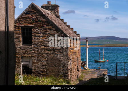 Guardando verso il basso un vicolo verso Stromness Harbour, da Alfred street, con due masted cutter in background Foto Stock