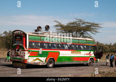 Ripartiti single decker bus a lunga distanza pullman con autista fuori preoccupante sul Naivasha Nakuru road Kenya Africa PULLMAN BUS B Foto Stock