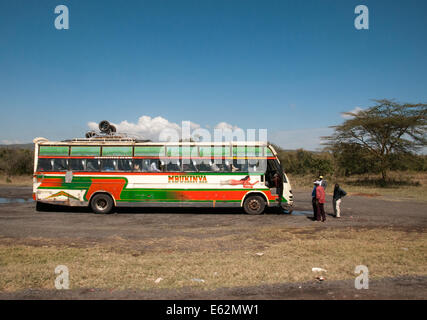 Ripartiti single decker bus a lunga distanza pullman con autista fuori preoccupante sul Naivasha Nakuru road Kenya Africa Foto Stock