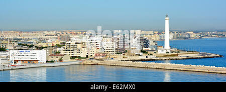 Bari porta la parete del porto e di fronte al mare con il faro Foto Stock