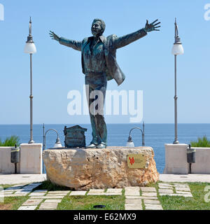 Statua del cantante italiano e cantautore Domenico Modugno famoso per il song Volare è nato a Polignano a Mare Foto Stock