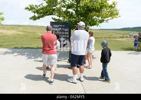 SHANKSVILLE, PENSYLVANIA - luglio 18-2014: Visitatori osservare le foto delle vittime a 93 National Memorial fuori Shanksville, PA Foto Stock