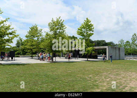 SHANKSVILLE, PENSYLVANIA - luglio 18-2014: Visitatori osservare visualizza a 93 National Memorial fuori Shanksville, PA dove Regno Foto Stock